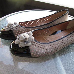 ara Women, Ladies Shoes. Size 10.5. Two tone tan/black with Flower. VGC